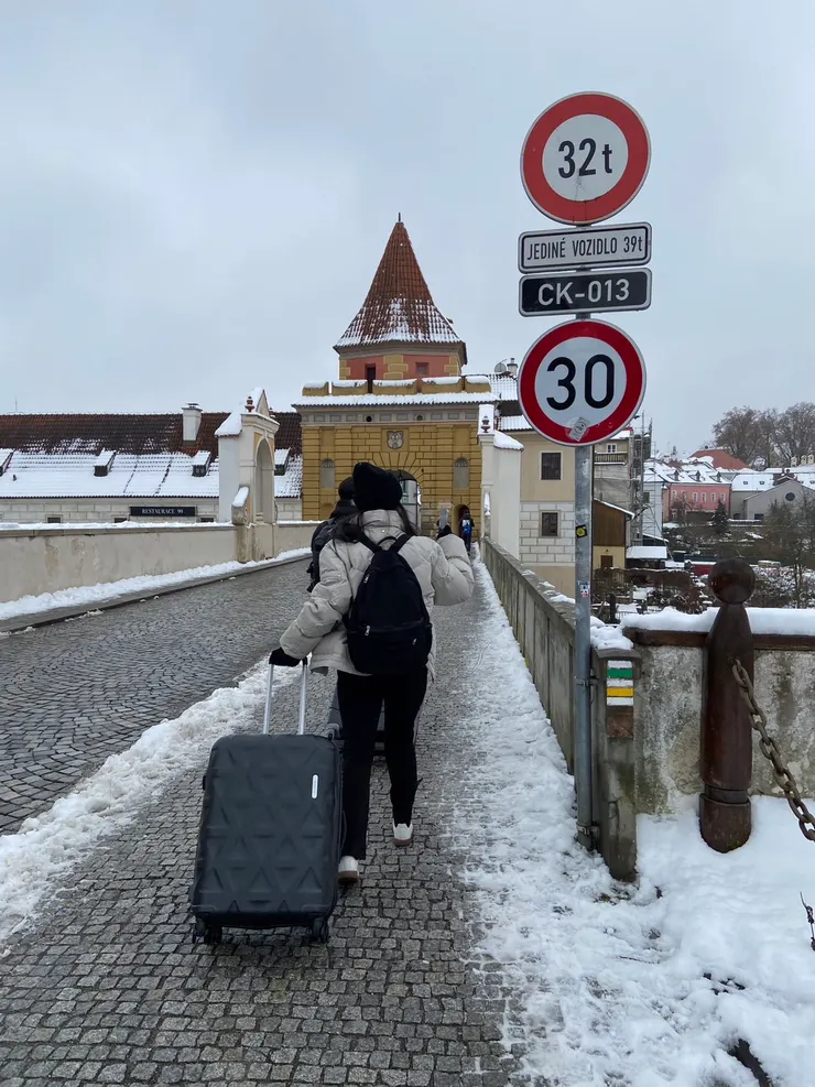 這個石子路配上行李箱，真的是苦行之路