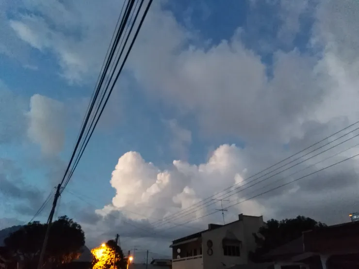 張開雙臂飛翔的一朵雲。