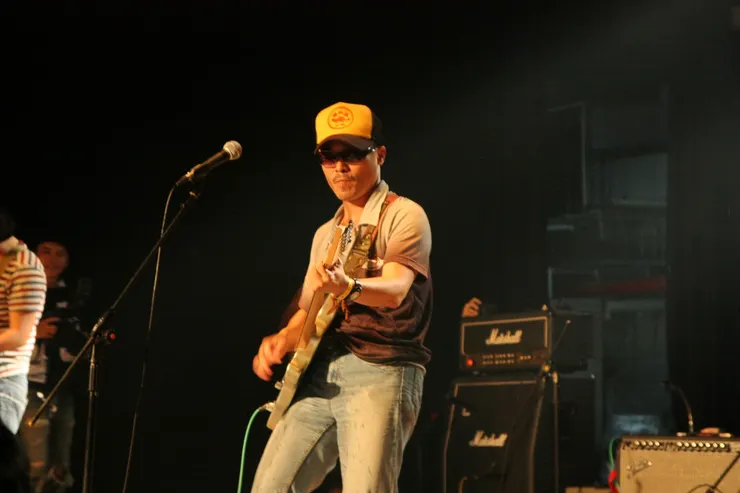 是的，沒錯！台灣獨立音樂界的傳奇！濁水溪公社的柯董！