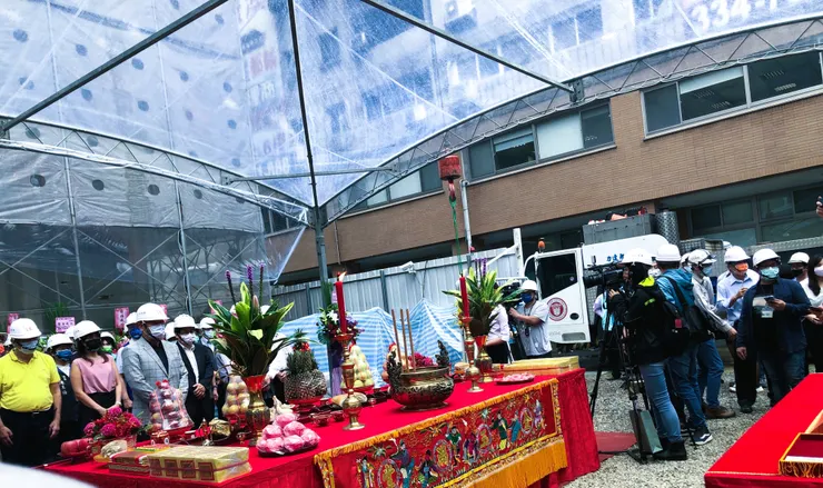 誠實，正在跳舞。