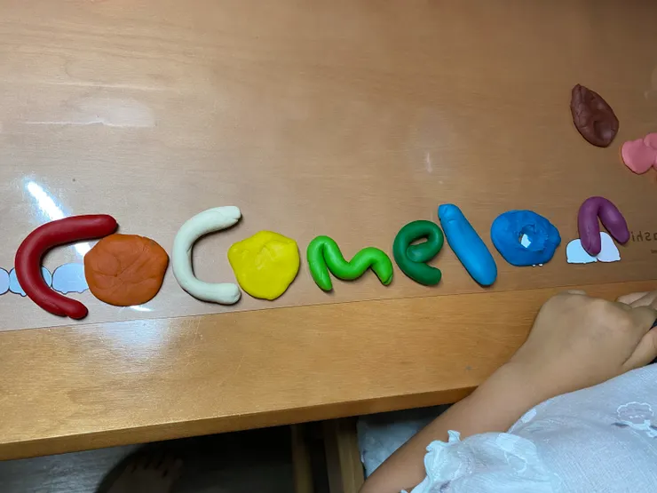 喜歡黏土的妹妹能記住英文單字,但是不會日語假名。
