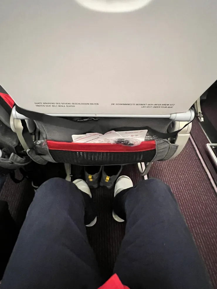 椅距32吋,算是有空間,只是1排10位