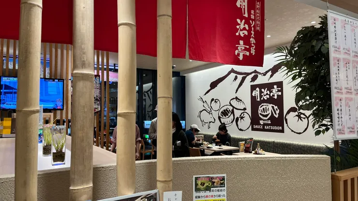 即使已經接近晚上8點，仍舊有不少人在用餐。