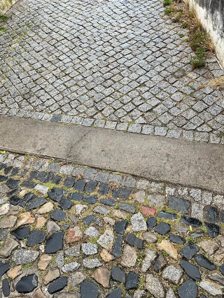 早期的石頭路用的石頭大小不一， 和後來鋪設的石板路明顯不同。
