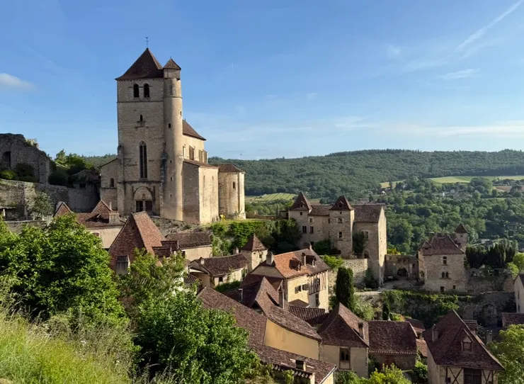 美麗的教堂和紅瓦屋頂是看不膩的風景