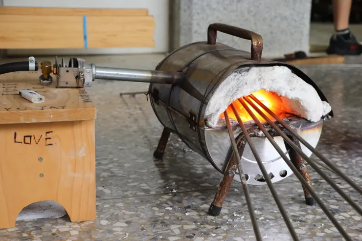 用學生做的可愛小椅子，托住進氣爐嘴