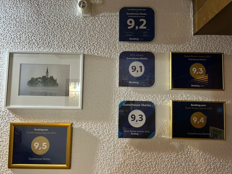 從牆上認證看出這家民宿經營了5年