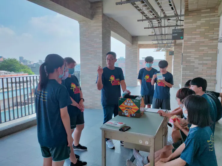 高三上親師座談會與規畫小組開會討論畫面