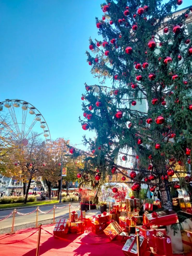 貝爾加莫公園廣場上的摩天輪與聖誕裝飾