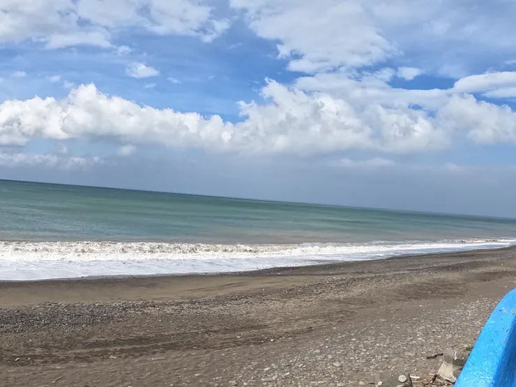 蔚藍海景是暴風前的寧靜。