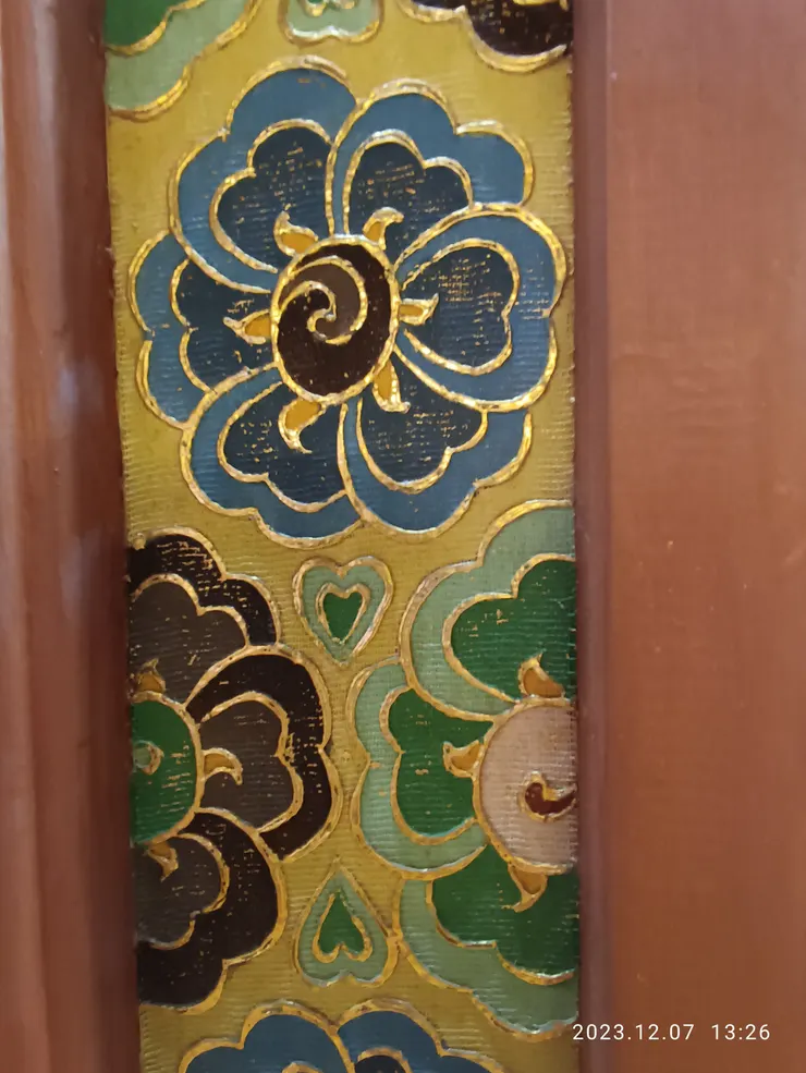 主殿的圓柱是請韓國工匠完成的鎏金藝術