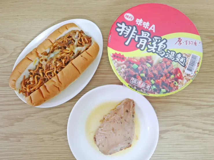 味味A排骨雞湯麵的創意組合「味味A無敵奢華平民版」。