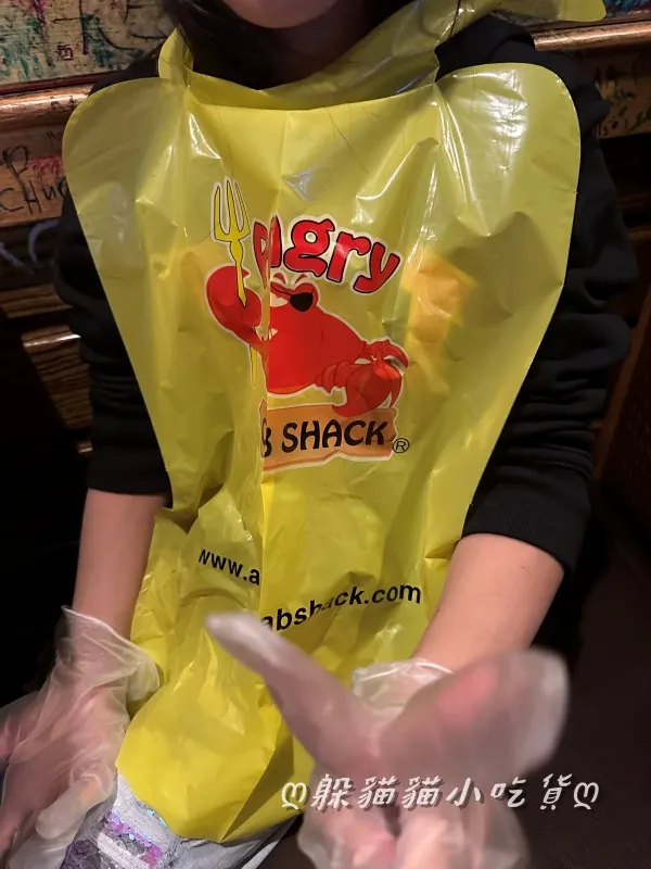 靠自己的雙手拆龍蝦雖然很爽，還是建議不要嫌幼稚圍上圍巾喔！要知道用手抓食物的結果就是到處沾到處滴，除非剛好穿工作服不怕髒...