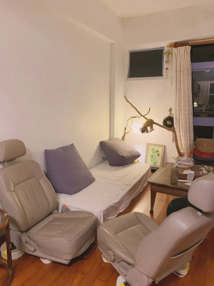 到處都能躺或坐真的很讚！她還特別把一台有深刻回憶的老車座椅拆下來，放在家裡的客廳，彷彿這台車還在這裡