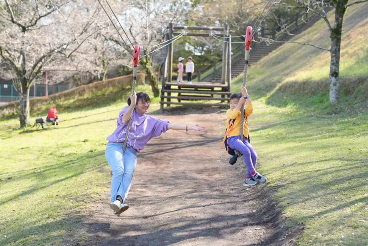 日本遊戲場在設施下方是真正自然草坪，友善度高。〔日本〕