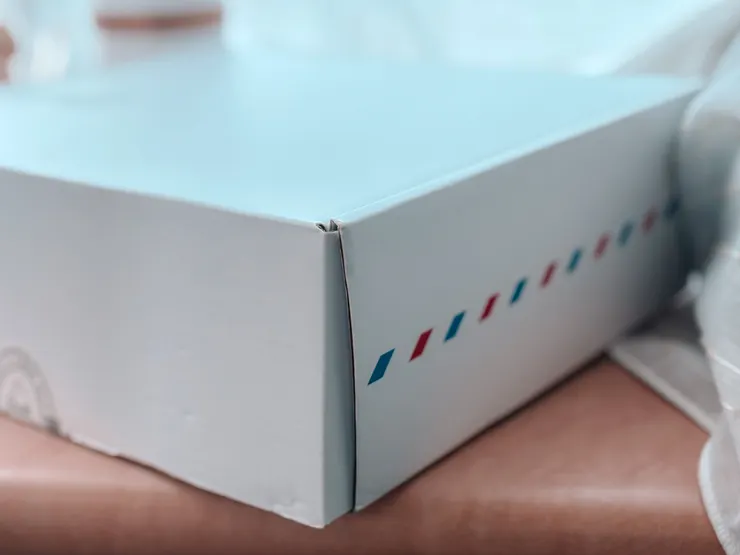 咖啡定期便的盒子上有代表國際郵件的圖樣