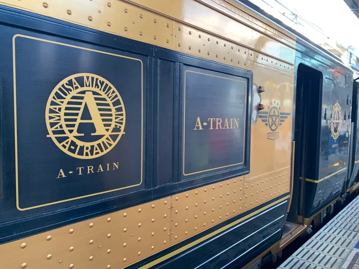 A列車到站，佇足時就覺得車廂外觀好新好特別