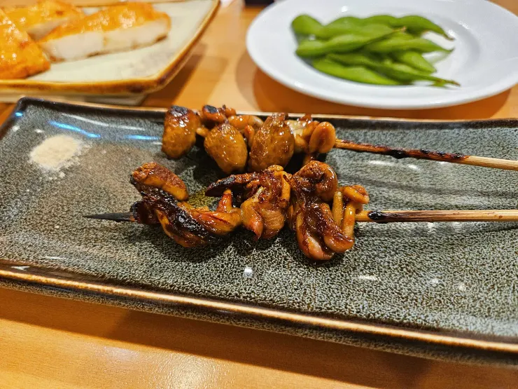 形如迷你異形的烤鰻肝，有種謎樣的可愛。