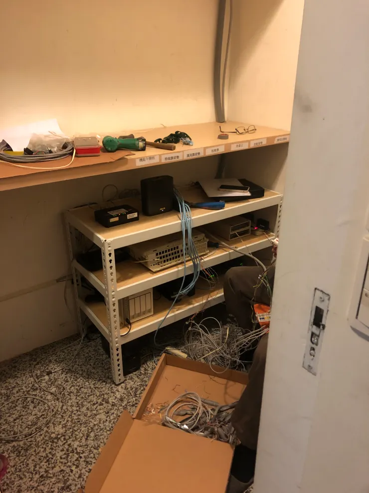 新機房架設的差不多了,各項設備均已就位!