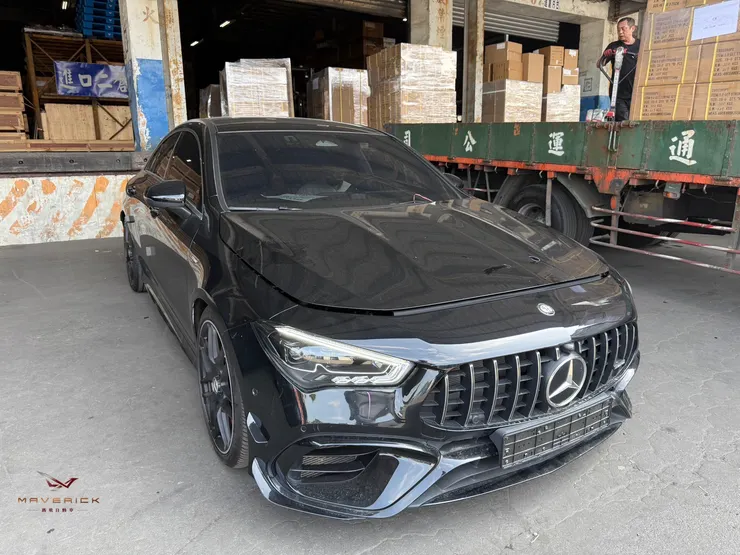 2025 CLA45S 黑武士順利抵台拆櫃！完整解析外匯車從韓國裝櫃到台灣開櫃檢查流程，包含車況確認、配備核對與交車前準備，現車同步開放預約賞車。