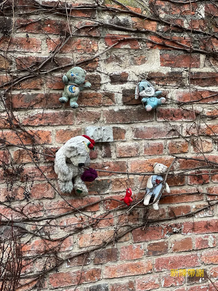 牆上的玩偶，象徵著當時郵局警衛的10歲女兒