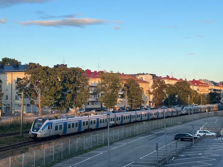 區間火車經過。小客車停車場很大，多數遊客是自駕來參觀。