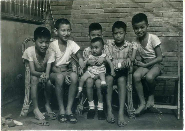 【來張懷舊照片,左一JB、左二道成,其餘為JB的3個弟弟及另一同學老莫,約攝於JB小四時(1969)。】