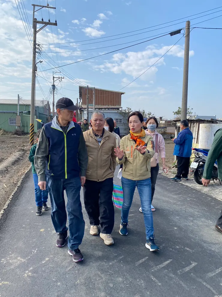 總幹事同行嘆種田也得搞文創，一樣白玉但被美濃註冊不能說。前往蘿蔔田途中，與梧棲區農會總幹事及種植蘿蔔的農友周賢喬同行，他們除了為我科普蘿蔔，還說種的就是白玉蘿蔔，但該名稱已被美濃註冊，這裡不能使用，所以只能叫「梧棲小蘿蔔」，聽起來還真委曲呢！