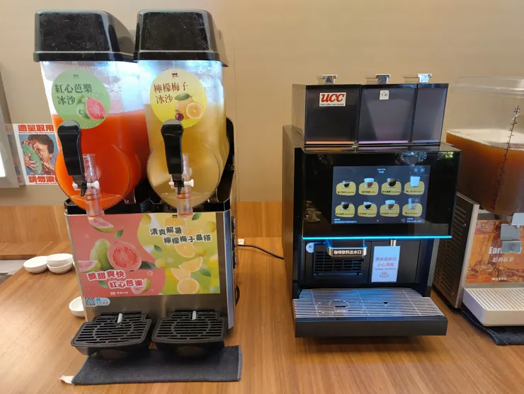UCC 咖啡機，以及檸檬梅子冰沙跟紅心芭樂冰沙