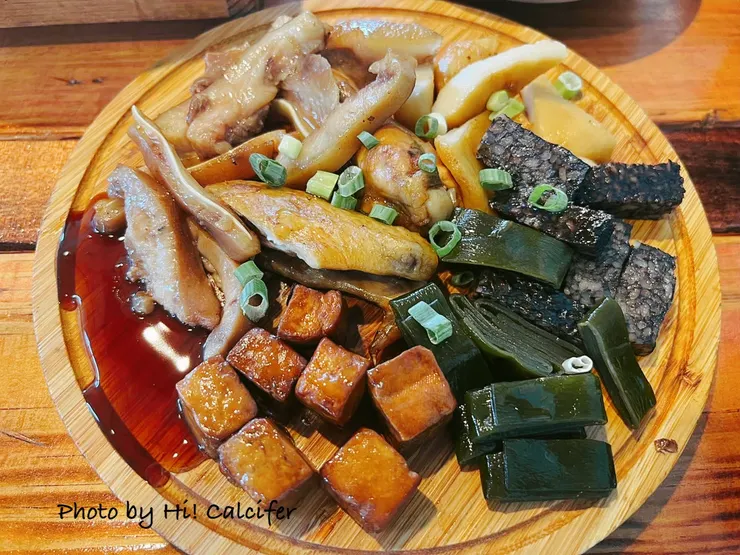 大滷味拼盤$120 – 有豬耳朵、米血、豆干、海帶、甜不辣和滷雞翅，份量還蠻多的，味道也不差，但相較於相對驚艷的其他菜色就較為普通