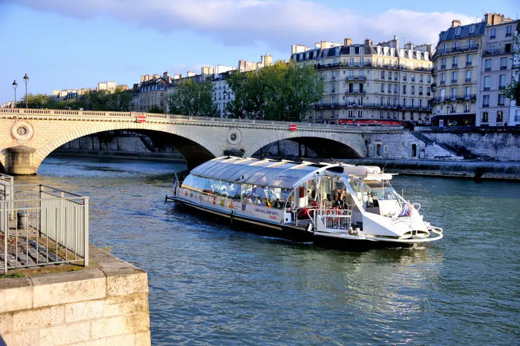 【塞納河觀光船往復岸邊遊人消閑】
