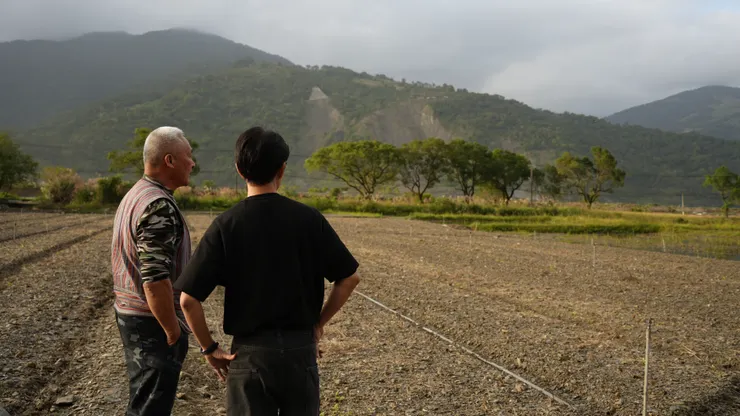 土地工工與二哥討論土地的使用與規劃