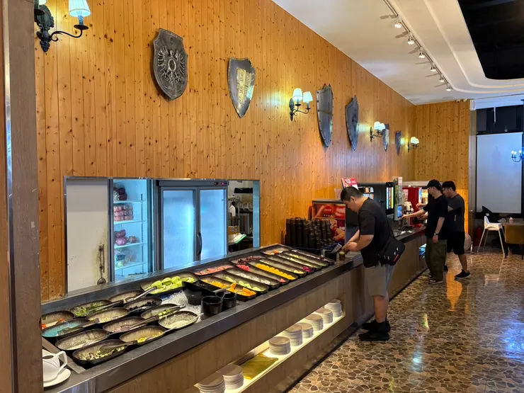 第一個拿水果甜點，邊等人錯了?聽同行人說要先吃海鮮，水果升醣不是好選擇，受教了。