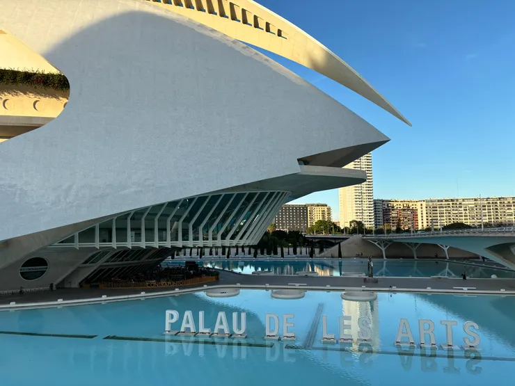 瓦倫西亞最具現代化的科學藝術城，總共有三大棟建築物，皆以海洋生物為主題。