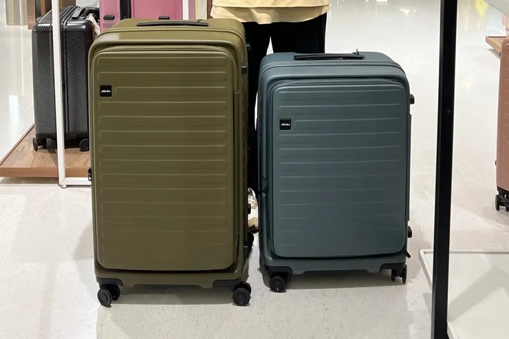 左邊是 29.5 吋仙人掌綠，右邊是 26 吋岩石藍（我的身高是 159cm）