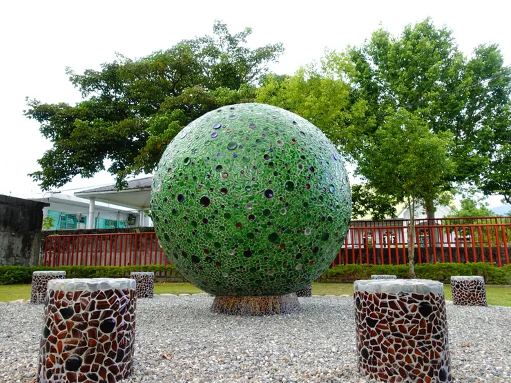 玉里天主堂前大量酒瓶碎片製成的雕塑品