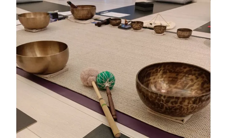 每位學員頭的上方都有一個缽