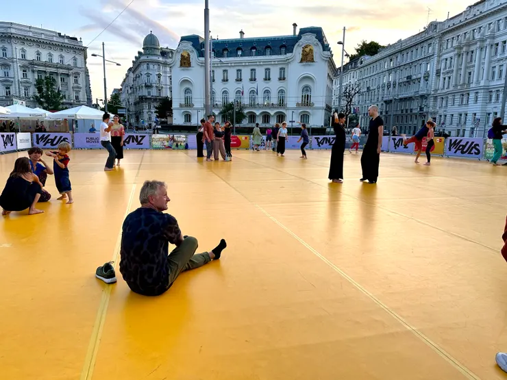 Public Moves 現場。可以在美麗的市中心和蔚藍的天空下跳舞實在太奢侈