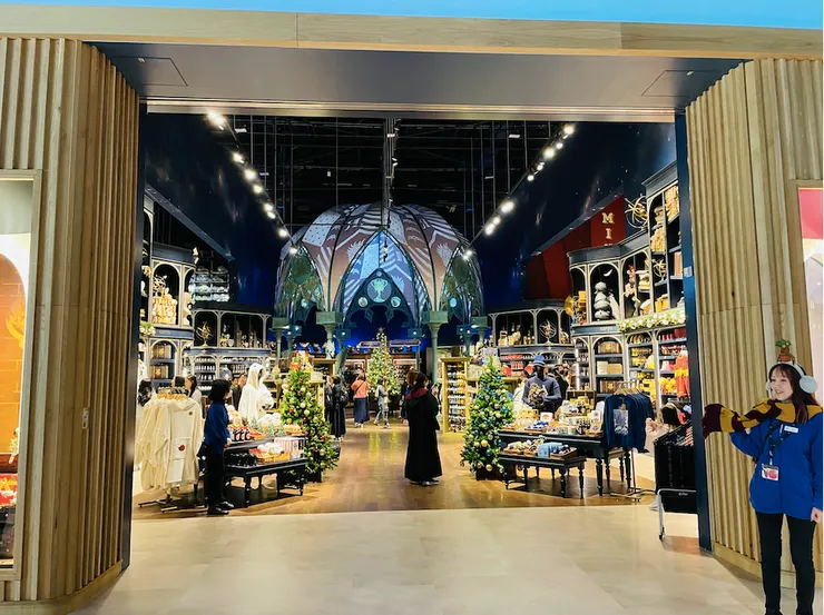 左手邊為會讓荷包大失血的販賣區。