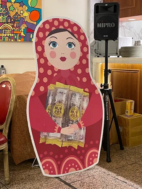 咖啡館內俄羅斯娃娃擺設。