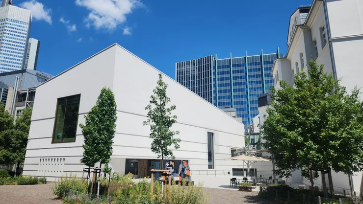 拜訪當日,天氣很好,天空很藍,但是我卻帶著些許不安。