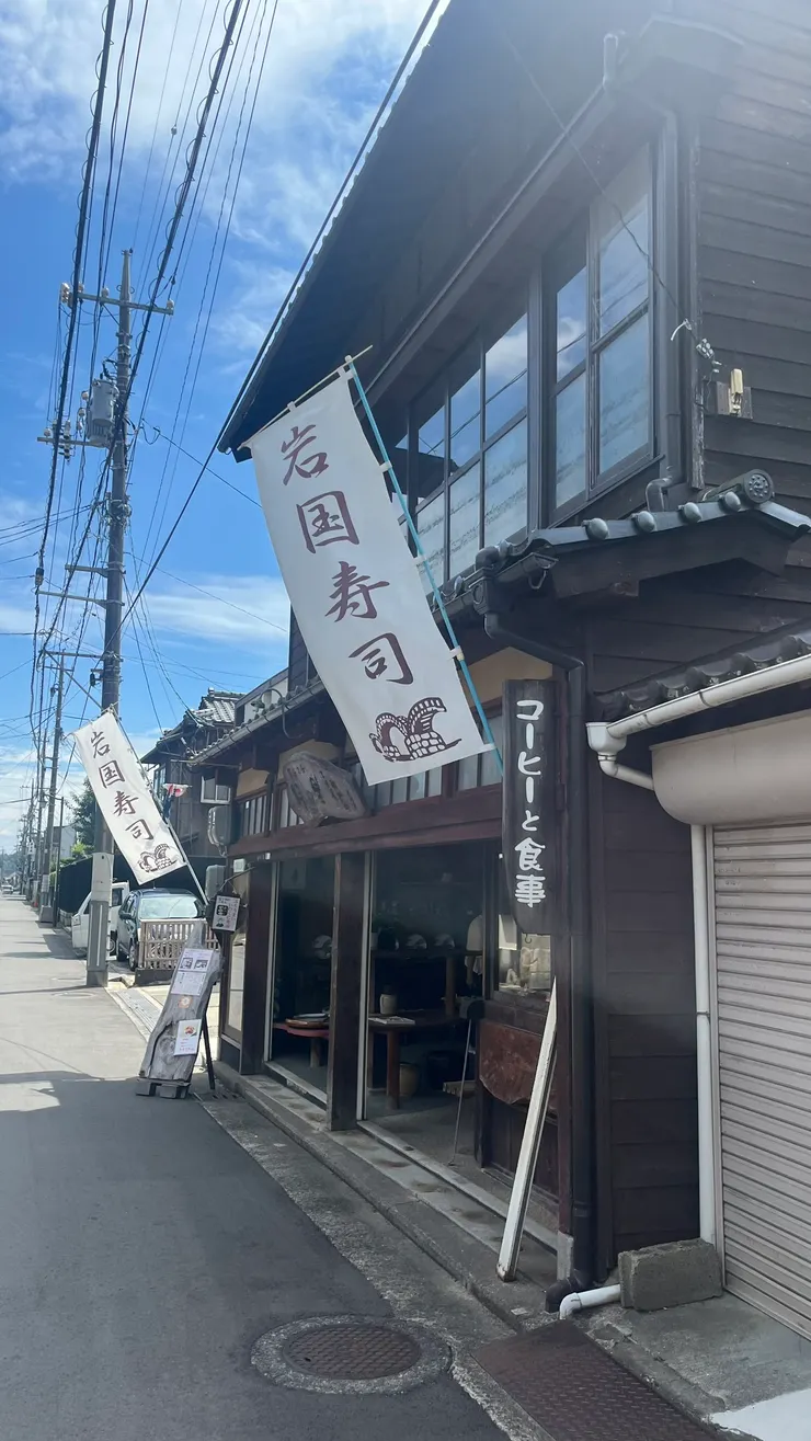 夏日午後踏進老屋,時間彷彿凍結在這刻。