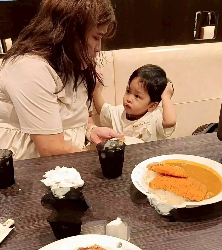 珍豬這時想吃嘴嘴,不想吃飯😂