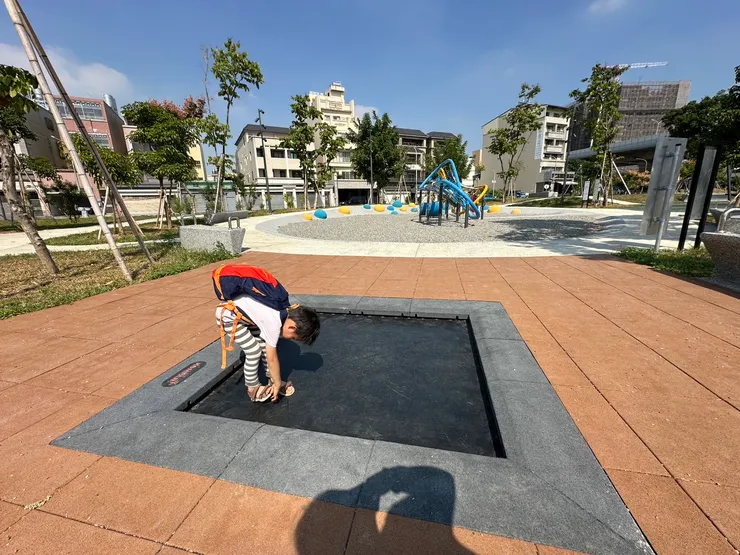 彈跳床有很多形狀很顏色,無論如何輪椅族都可以玩。(十全公園))