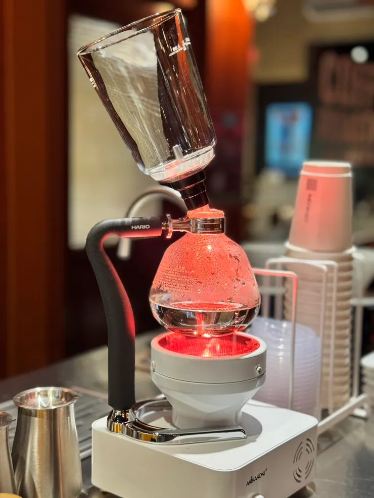 第一次看到煮虹吸咖啡的樣子，覺得很酷