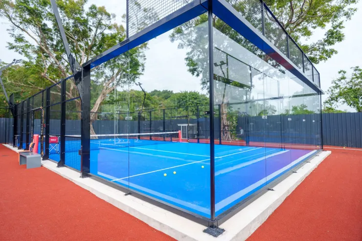 一個Padel球場通常是20米長、10米寬，由玻璃和鐵絲網圍起來。