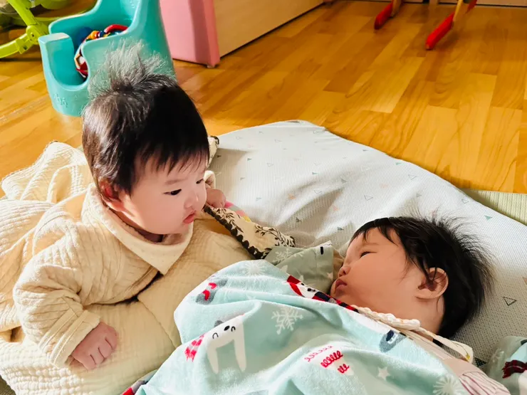 【「孿生」姊妹的對視。】