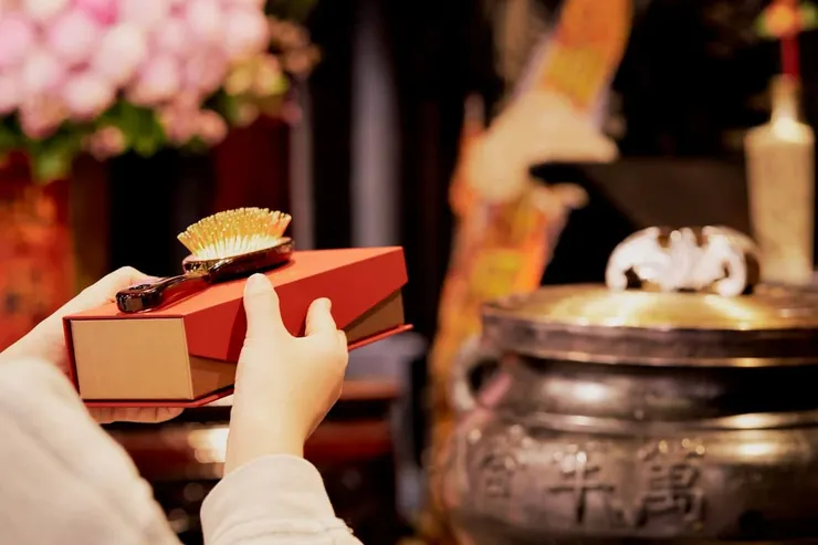 圖說：黃金梳驚艷登場，專屬的媽祖庇佑，讓每一次梳理都充滿祝福。（圖／潘朵拉的美妝盒）