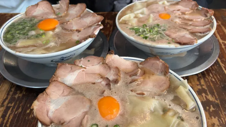 「滿滿的叉燒配上濃郁豚骨湯頭，這一碗拉麵視覺與味覺都是滿分享受。」