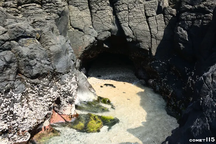 海水沿著玄武岩的柱狀節理侵蝕形成海蝕溝，在海蝕溝的末端就是風櫃洞